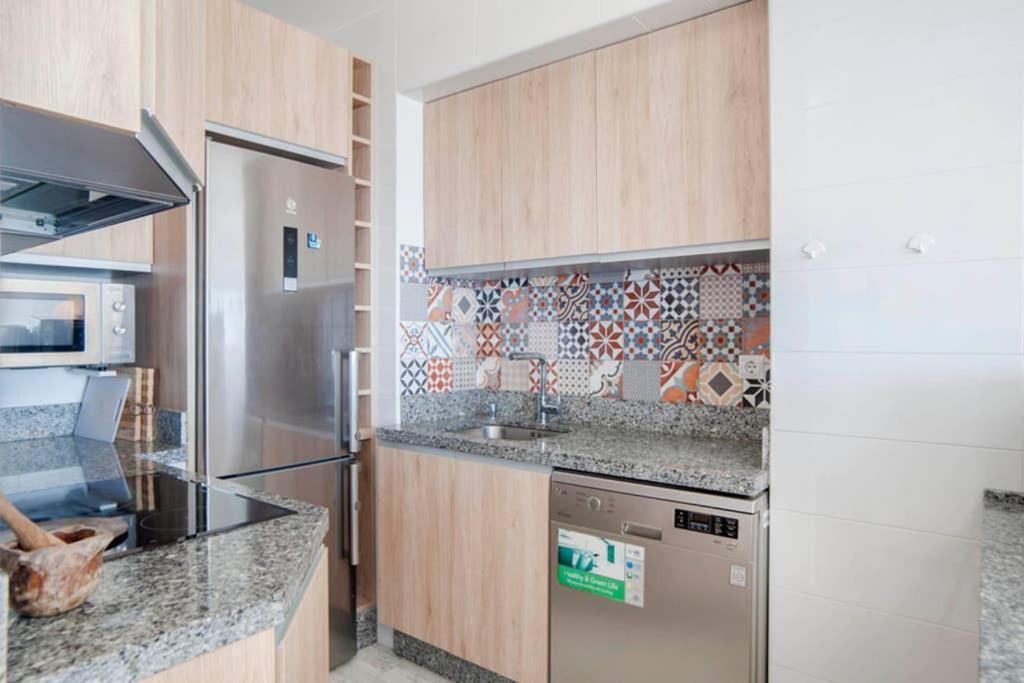 021 - Wonderful Beachfront Apartment With Stunning Sea Views Benalmádena Esterno foto